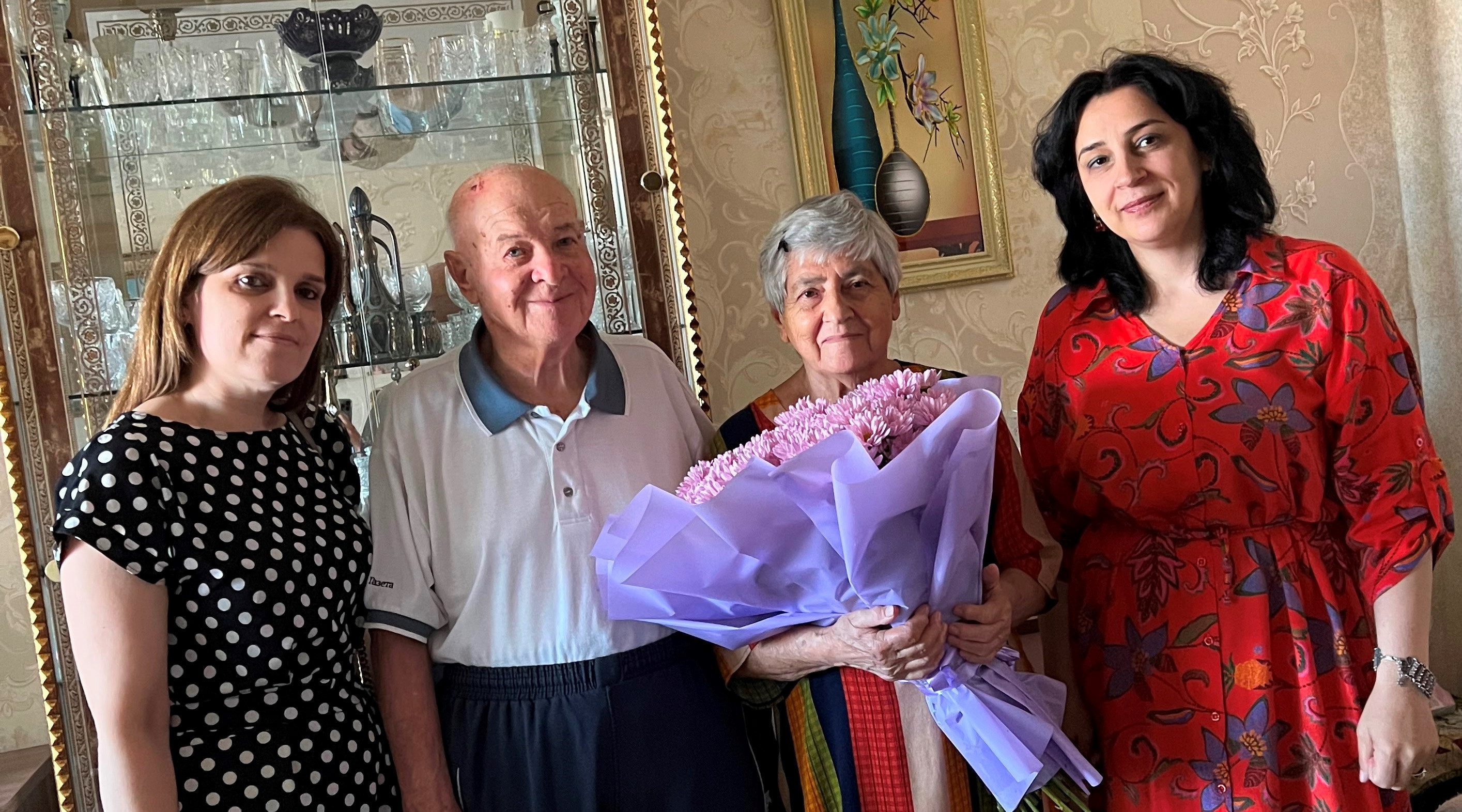 В Дербенте в преддверии  Дня семьи, любви и верности поздравили супружескую пару Малинских, проживающих вместе 60 лет